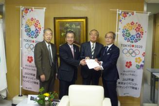 副知事に対する要望書手交