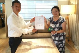 コントロールユニオンジャパン山口真奈美代表取締役(右)と共にFSC®認証書を掲げるワイス・ワイス代表佐藤岳利(左)