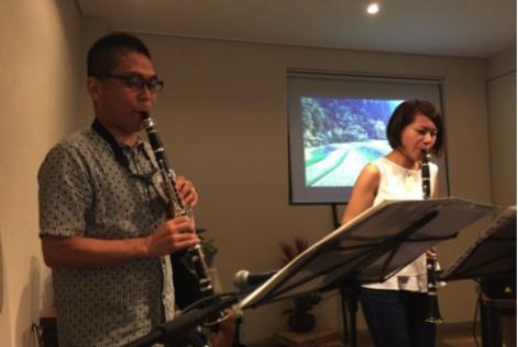 演奏中の田中正敏さんと坂井瞳さん