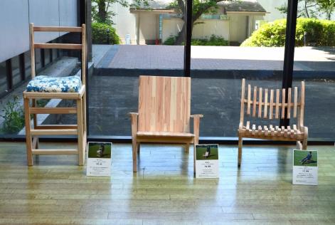 橘学苑デザイン美術コースの「自然環境に優しい椅子づくり展」開催