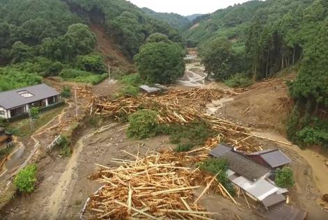 2017年九州北部豪雨による流木の堆積（福岡県朝倉市）