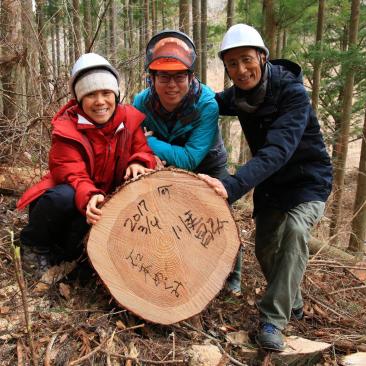 伐倒式の様子(2017年3月4日撮影) (左から)パートナーの石本めぐみさん、佐藤氏、川廷氏