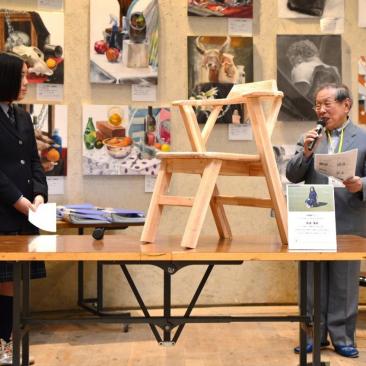橘学苑デザイン美術コースの「自然環境に優しい椅子づくり展」開催
